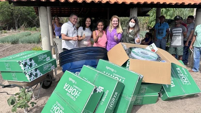 Entrega de kits de irrigação em José de Freitas (Foto: Isabel Ribeiro)