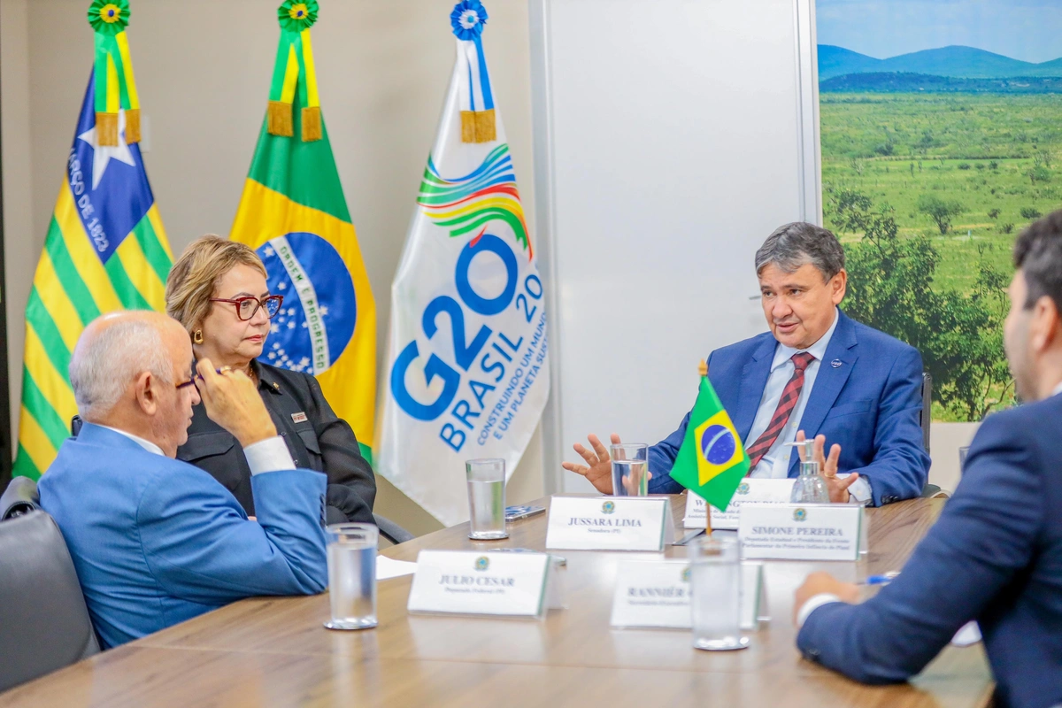 Ministro Wellington Dias com deputado Júlio César e senadora Jussara Lima