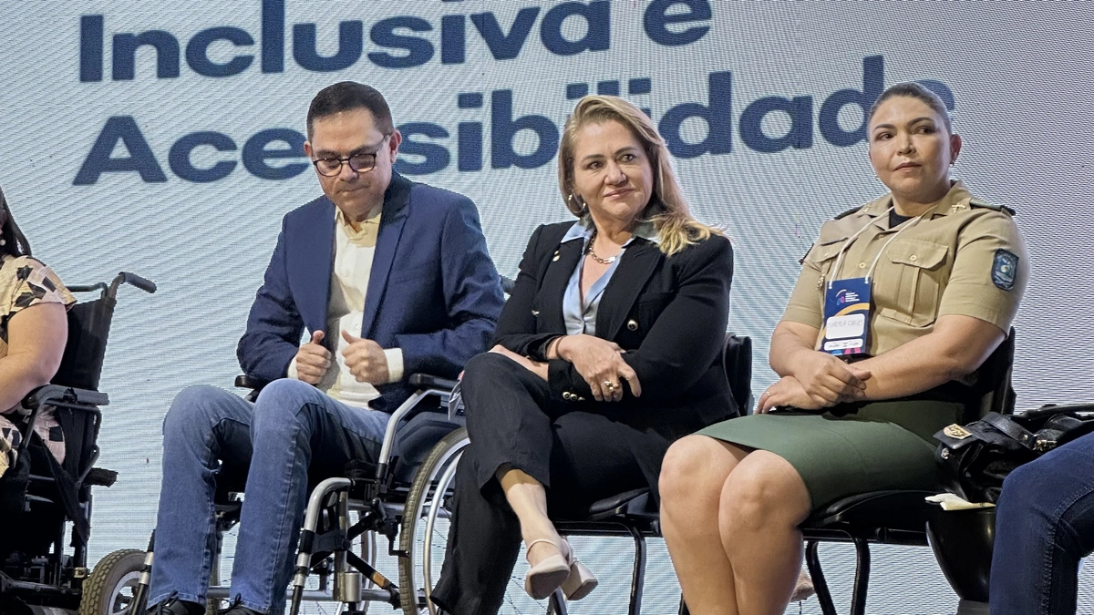 Deputada Simone ao lado de Amadeu Campos em Fórum