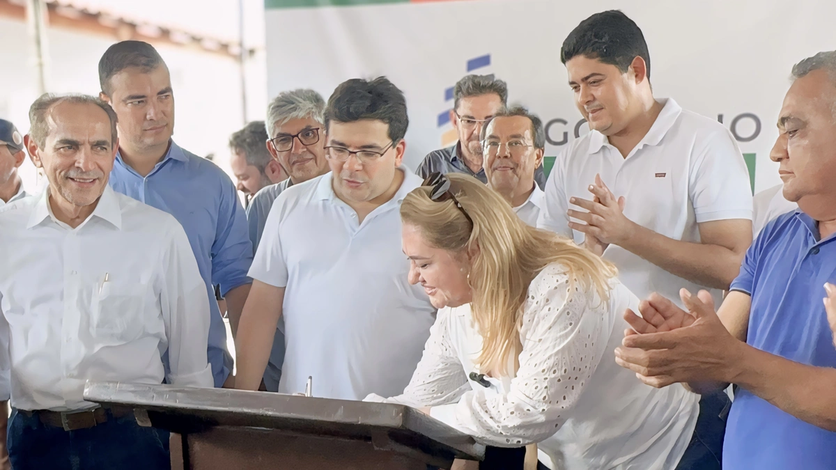 Deputada Simone assinando ordem de serviço com o governador