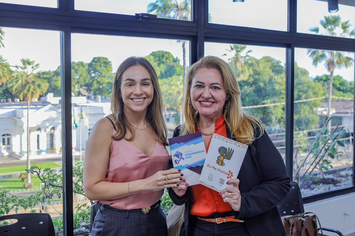 Isabel Fonteles e Simone Pereira exibindo cartilhas sobre primeira infância