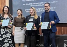 Palestrantes recebem certificado de participação no Summit Eleições (Foto: Isabel Ribeiro)