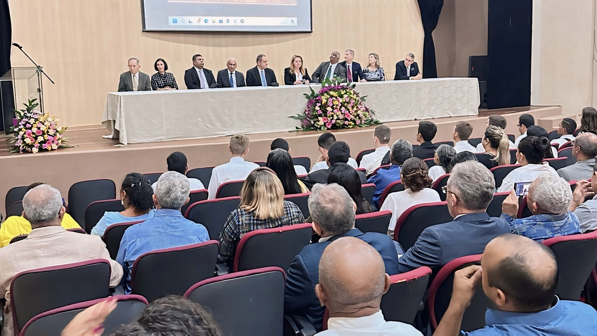 Plateia e mesa de honra na sessão solene