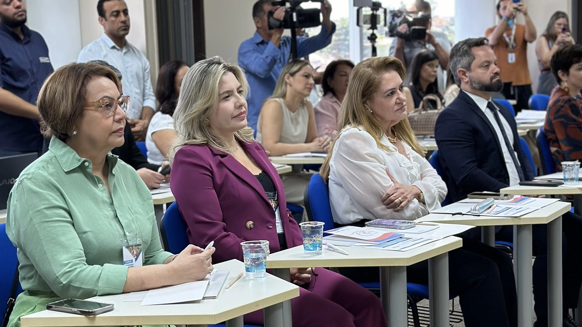 Deputada Simone assistindo aula