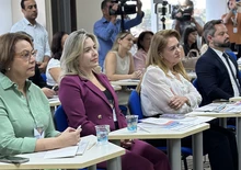 Deputada Simone assistindo aula (Foto: Isabel Ribeiro)