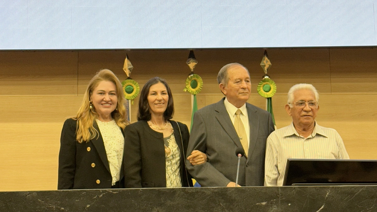 Deputada Simone, homenageado, sua esposa e amigo