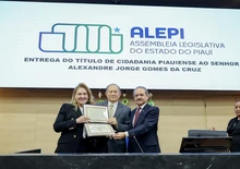 Entrega de título de cidadania piauiense (Foto: Gabriel Giovanni)