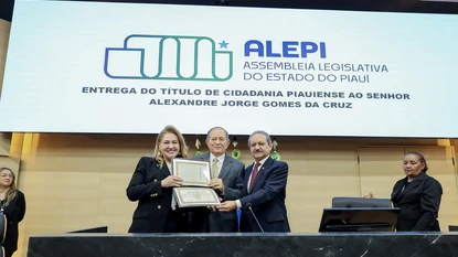 Entrega de título de cidadania piauiense (Foto: Gabriel Giovanni)