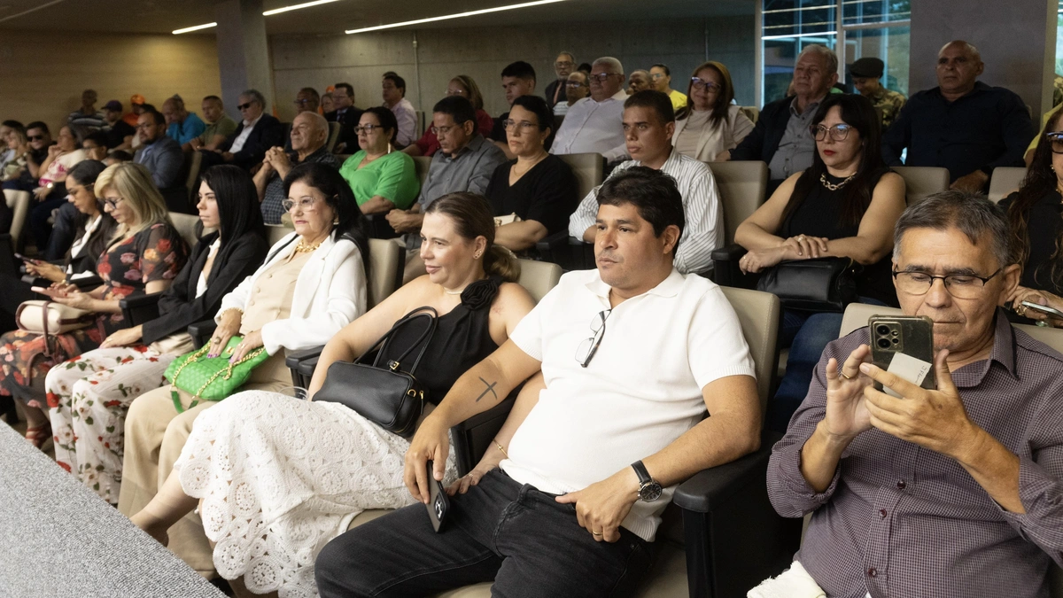 Amigos e familiares prestigiando a solenidade