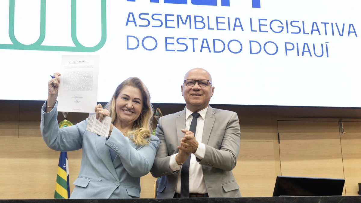 Deputada Simone assina termo de posse ao lado do presidente Franzé Silva