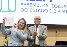 Deputada Simone assina termo de posse ao lado do presidente Franzé Silva (Foto: Jarbas Santana)