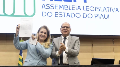 Deputada Simone assina termo de posse ao lado do presidente Franzé Silva (Foto: Jarbas Santana)