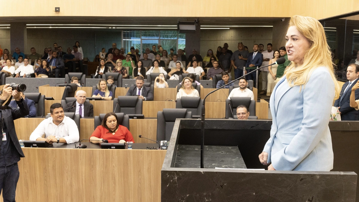 Deputada Simone Pereira discursando