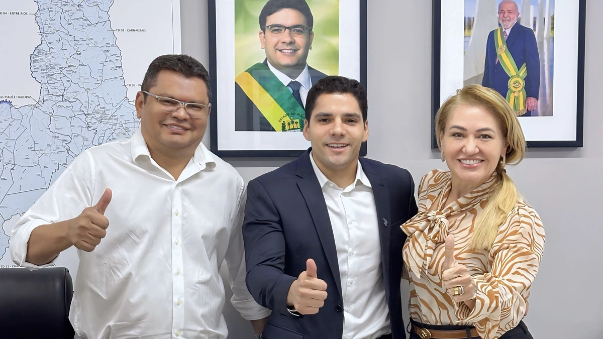 Prefeito de Eliseu Martins, Dr. Marcos, diretor geral do DER, Léo Sobral, e deputada Simone