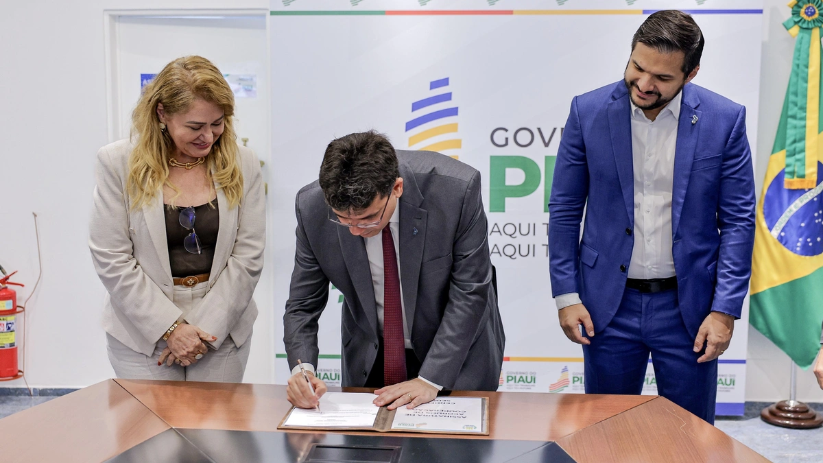 Governador assinando os termos