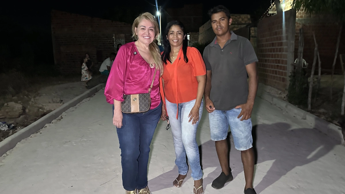 Visita à obra de calçamento feito com emenda da deputada