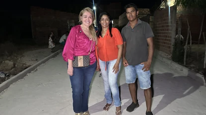 Visita à obra de calçamento feito com emenda da deputada (Foto: Isabel Ribeiro)