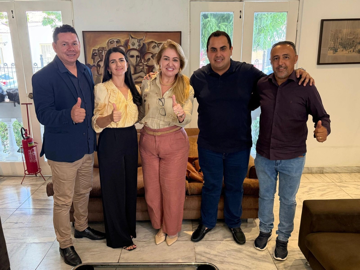 Com lideranças de Inhuma