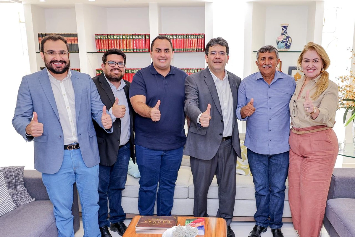 Deputada Simone, deputado Georgiano com governador e lideranças de Dirceu Arcoverde