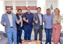 Deputada Simone, deputado Georgiano com governador e lideranças de Dirceu Arcoverde (Foto: Gabriel Paulino)