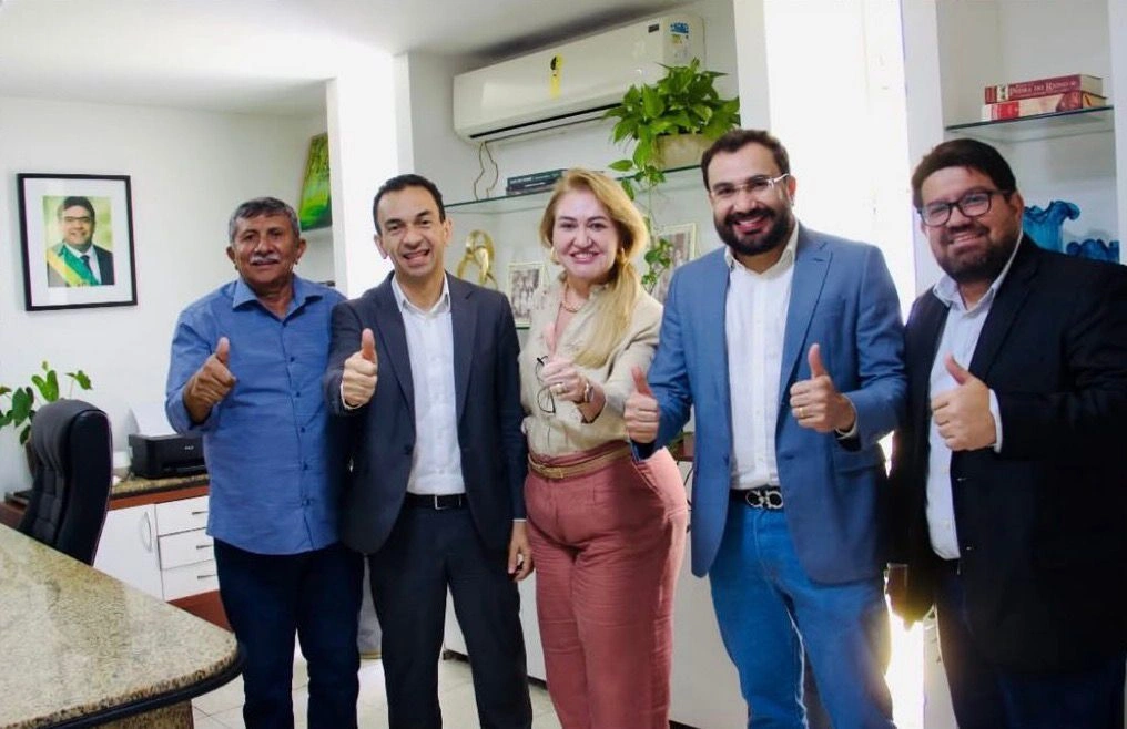 Lideranças de Dirceu Arcoverde com deputada e secretário de Governo