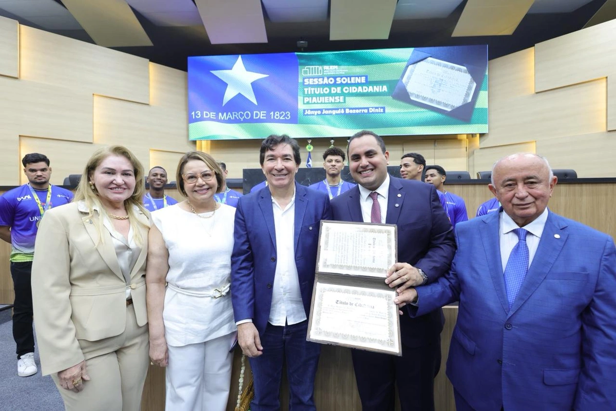 Sessão solene em homenagem ao Dr. Jânyo Janguiê Diniz