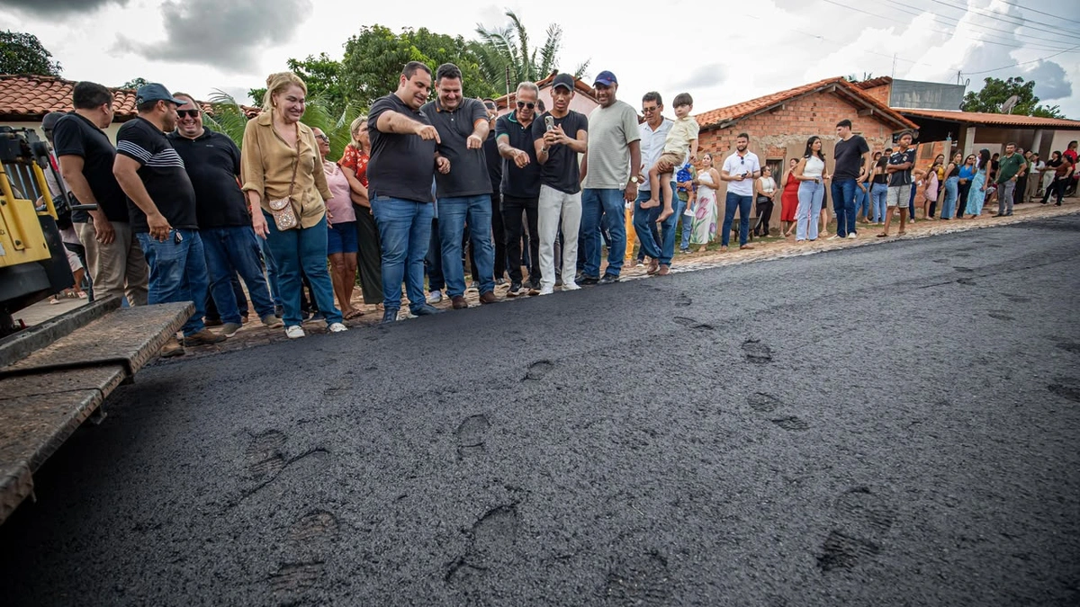 Visitando obras no município de Bertolínia