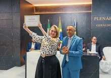 Simone Pereira recebe Título de Cidadã Inhumense (Foto: Ascom Parlamentar)