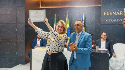 Simone Pereira recebe Título de Cidadã Inhumense (Foto: Ascom Parlamentar)
